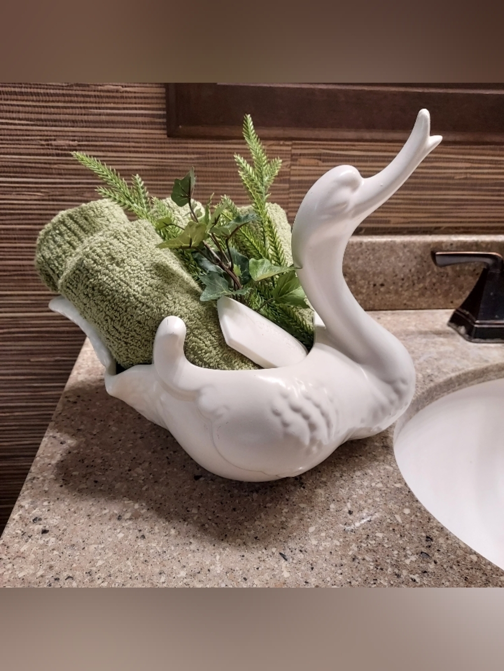 VTG. 1960's Hull White Ceramic Swan Decorative Dish W Towels & Soap 11 X 8 X 8.5